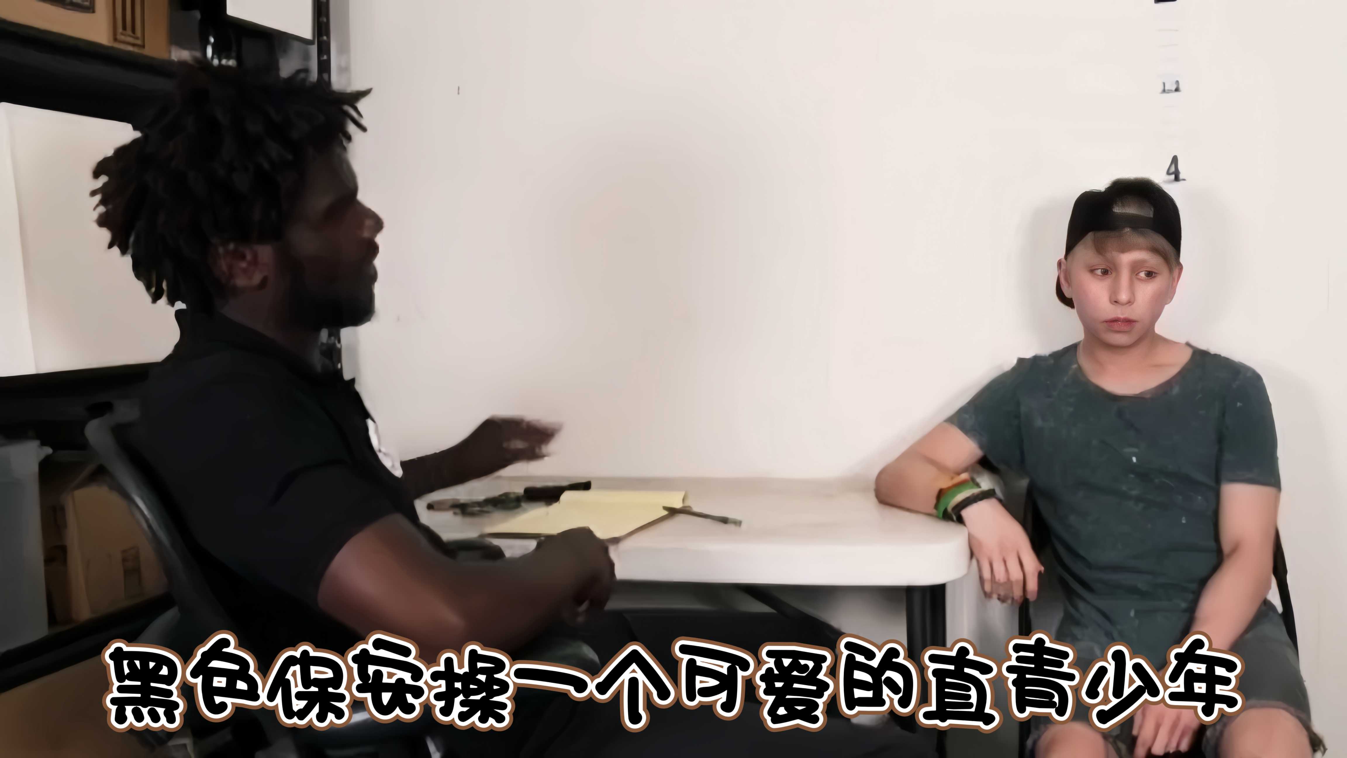 黑色保安操一個可愛的直青少年